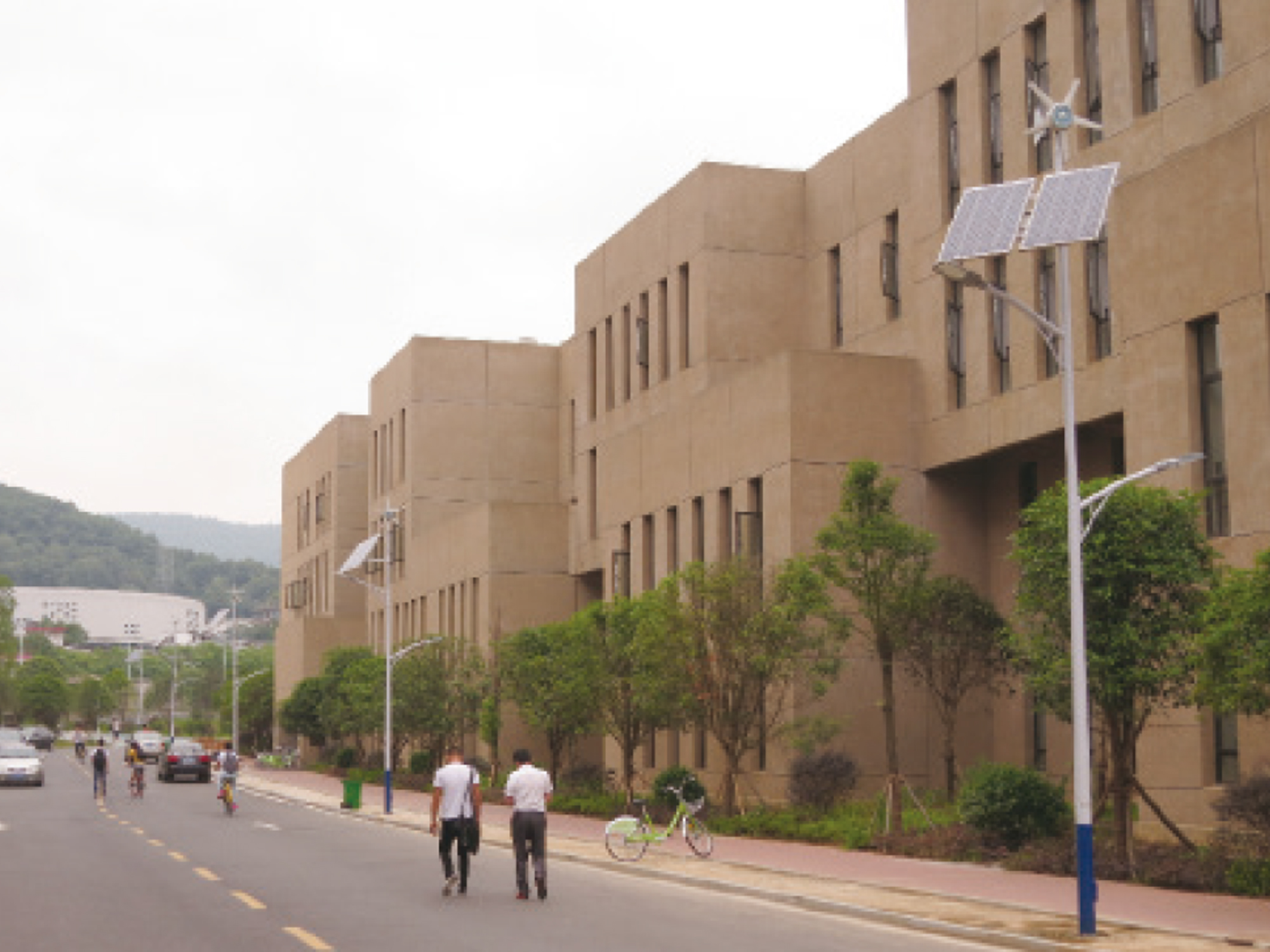 湖南大学风光互补路灯照明工程.jpg